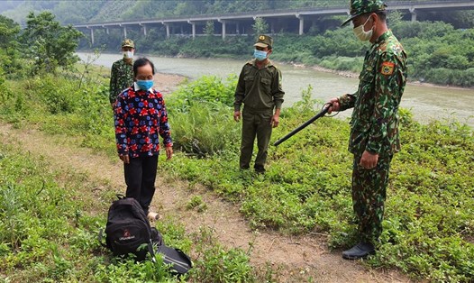 Bộ đội Biên phòng bắt giữ Lầu Thị Má khi vừa vượt biên trái phép vào Việt Nam. Ảnh: Trung Dũng.
