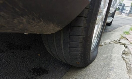 Đỗ xe kiểu “gác bánh” lên vỉa hè sẽ gây hại cho lốp. Ảnh: CMD