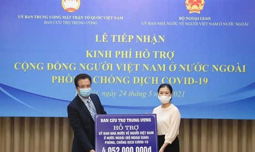 Phó Chủ tịch Uỷ ban Trung ương MTTQ Việt Nam Trương Thị Ngọc Ánh trao số tiền hỗ trợ 4 tỉ đồng cho Ủy ban Nhà nước về người Việt Nam ở nước ngoài. Ảnh: Quang Vinh