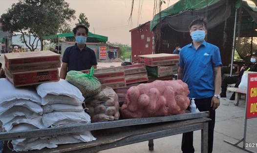 Ông Ngô Đức Thắng, Chủ tịch Công đoàn các Khu công nghiệp tỉnh Bắc Giang trực tiếp trao hỗ trợ thực phẩm tới công nhân ở trọ. Ảnh: B.H
