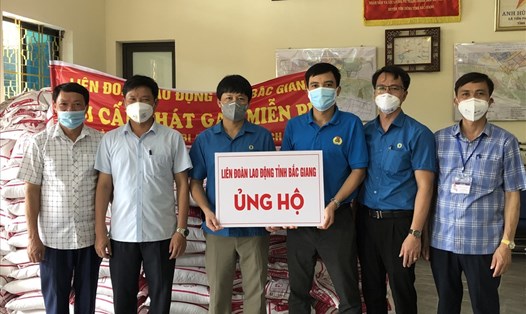 Lãnh đạo Liên đoàn Lao động tỉnh Bắc Giang trao gạo tại xã Tiền Phong, huyện Yên Dũng. Ảnh: Nguyễn Huyền
