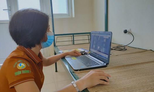 Thầy cô duy trì lớp học online mùa dịch COVID-19 tại các điểm cách ly tập trung