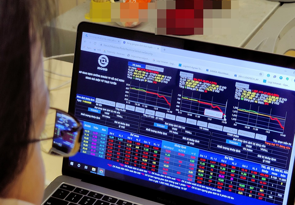 Áp lực chốt lời được dự báo gia tăng trên thị trường chứng khoán khi VN-Index tiến sát ngưỡng kháng cự 1.300 điểm. Ảnh minh họa: Thế Lâm.