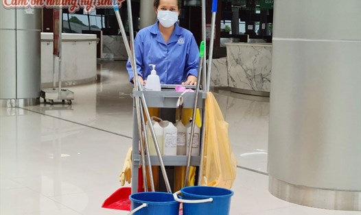 Các công nhân trong đội vệ sinh đảm bảo khuôn viên bệnh viện dã chiến luôn sạch sẽ. Ảnh: Chiến dịch Cảm ơn những Hy sinh (cung cấp)
