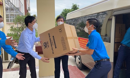 Các cán bộ Công đoàn vận chuyển nhu yếu phẩm ủng hộ công nhân lao động tỉnh Bắc Giang. Ảnh: Hà Anh