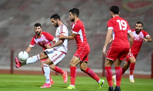 Tiền đạo Ali Mabkhout (áo trắng) ghi 3 bàn giúp UAE thắng Jordan 5-1. Ảnh: LĐBĐ UAE.