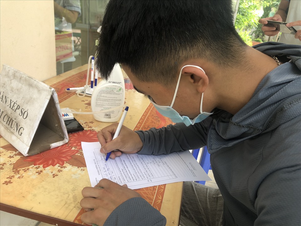 Công nhân chủ động khai báo y tế, nâng cao công tác phòng, chống dịch bệnh. Ảnh minh hoạ: M.Phương