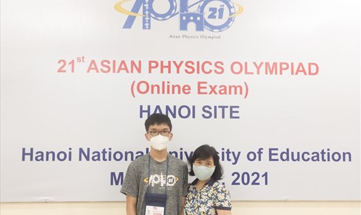Nguyễn Mạnh Quân và mẹ trong buổi lễ trao giải theo hình thức trực tuyến cuộc thi Olympic Vật lý Châu Á - Thái Bình Dương năm 2021. Ảnh: Vân Trang