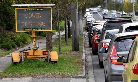 Người dân Melbourne xếp hàng xét nghiệm COVID-19 hôm 25.5. Ảnh: AFP