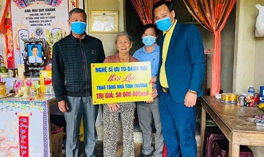Đoàn từ thiện của nghệ sĩ Hoài Linh trao hỗ trợ xây nhà cho người dân ở huyện Quế Sơn, tỉnh Quảng Nam. Ảnh: Xuân Phong