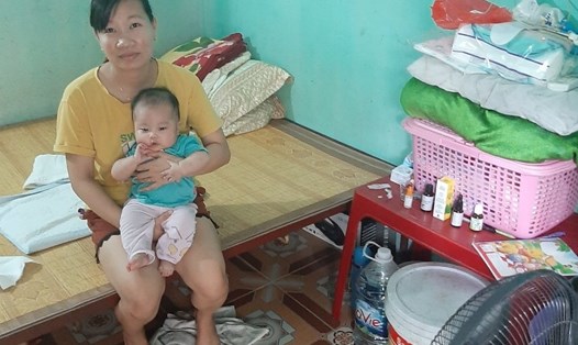 Chị Nguyễn Thị Hảo cùng con trong phòng trọ của mình. Ảnh: NVCC