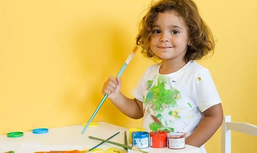 Dịp 1.6, tặng con bộ tập vẽ tranh sẽ giúp trẻ tăng cường khả năng sáng tạo và tư duy. Ảnh: Xinhua