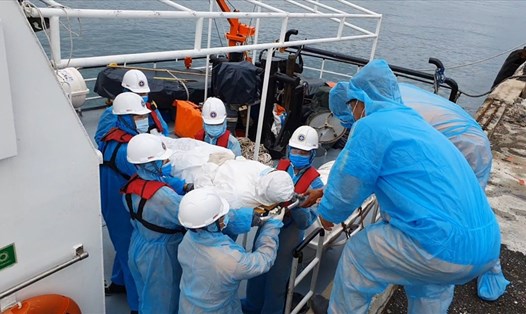 Cứu nạn thuyền viên người nước ngoài nghi đau ruột thừa cấp về cảng Nha Trang. Ảnh: Phương Linh