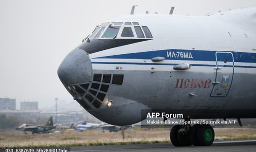 Một máy bay Il-76 của Nga đã vận chuyển hơn 9 tấn thuốc đến Ấn Độ nhằm hỗ trợ nước này chống lại đại dịch COVID-19. Ảnh: AFP