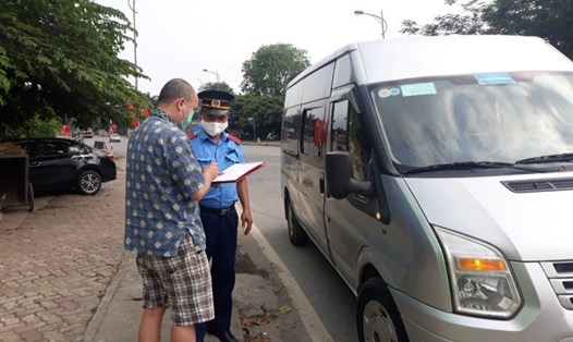 Lực lượng Thanh tra GTVT Hà Nội kiểm tra đối với phương tiện và người lái kinh doanh vận tải hành khách bằng xe ô tô. Ảnh: TTGT Hà Nội.