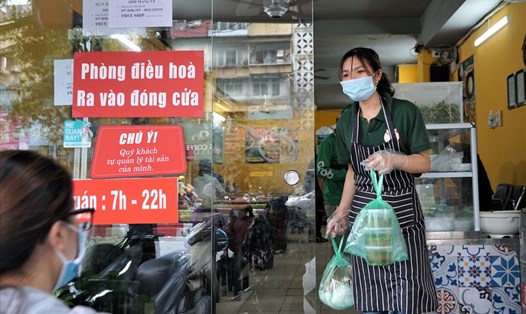 Sau 12h ngày 25.5, các cơ sở kinh doanh dịch vụ ăn uống tại Hà Nội chỉ được bán
hàng cho khách mang về. Ảnh: Tùng Giang