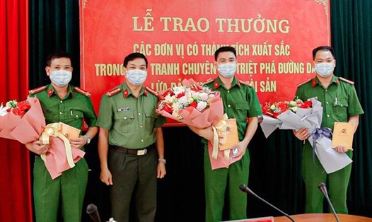Giám đốc Công an tỉnh Hà Tĩnh trao thưởng cho các đơn vị phá thành công chuyên án lừa đảo lớn. Ảnh: CA.