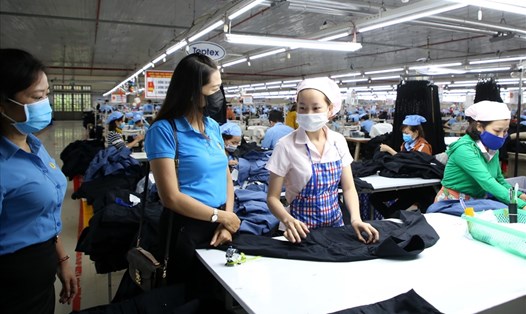 Cán bộ Công đoàn tỉnh Quảng Trị thăm, động viên công nhân lao động ngành dệt may. Ảnh: Hưng Thơ