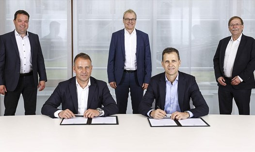 Hansi Flick (ngồi, bên trái) chính thức dẫn dắt tuyển Đức sau EURO 2020. Ảnh: LĐBĐ Đức.