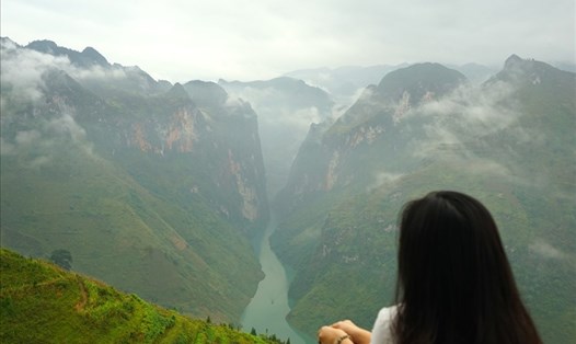 Đèo Mã Pì Lèng là điểm thu hút khách du lịch dừng chân ngắm cảnh. Ảnh: Đăng Huỳnh