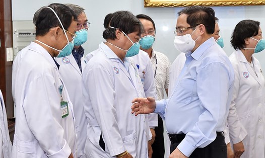 Thủ tướng Phạm Minh Chính động viên đội ngũ thầy thuốc của BV Chợ Rẫy, ngày 13.5.2021. Ảnh: VGP/Nhật Bắc
