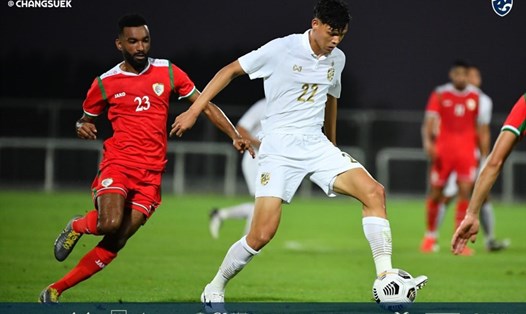 Tuyển Thái Lan (áo trắng) thua Oman 0-1 ở trận giao hữu đầu tiên chuẩn bị cho vòng loại World Cup 2022. Ảnh: LĐBĐ Thái Lan.