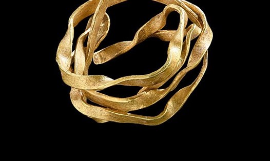 Chiếc nhẫn vàng được tìm thấy trong ngôi mộ thời kỳ đồ đồng sớm ở Đức. Ảnh: Đại học Tübingen