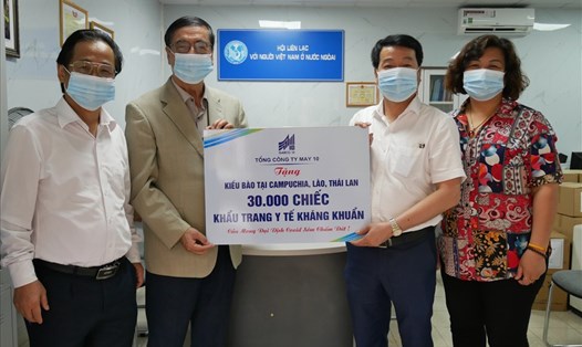 Công đoàn Tổng Công ty May 10-CTCP trao tặng 30.000 khẩu trang y tế kháng khuẩn cho kiều bào tại  Lào, Campuchia, Thái Lan để phòng chống dịch bệnh. Ảnh: CĐN