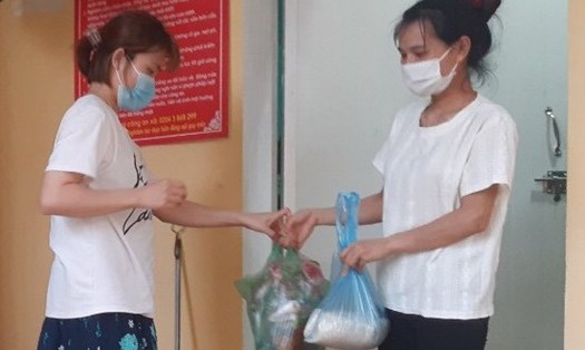 Việc bổ sung đối tượng công nhân lao động khu công nghiệp vào danh sách ưu tiên tiêm vaccine phòng COVID-19 là cấp thiết. Trong ảnh: Công nhân lao động nhà trọ tại Bắc Giang nhận thực phẩm do Công đoàn hỗ trợ.
