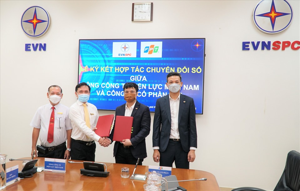 Đại diện EVNSPC và FPT ký kết hợp tác chuyển đổi số. Ảnh: EVNSPC cung cấp