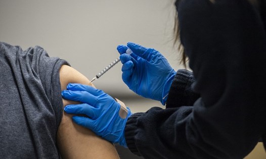Tiêm vaccine COVID-19 tại một điểm tiêm chủng ở Massachusetts, Mỹ. Ảnh: AFP.