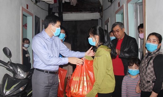 Đồng chí Kha Văn Tám - Chủ tịch LĐLĐ Nghệ An thăm hỏi, động viên, tặng quà cho người lao động tại khu nhà trọ bị ảnh hưởng bởi dịch COVID-19. Ảnh: PV