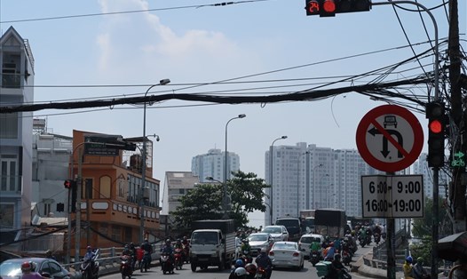 Nút giao dốc cầu Chánh Hưng - Hưng Phú - cầu Nguyễn Tri Phương lâu nay khá lộn xộn sẽ được điều chỉnh giao thông lại từ ngày 29.5. Ảnh Hữu Huy