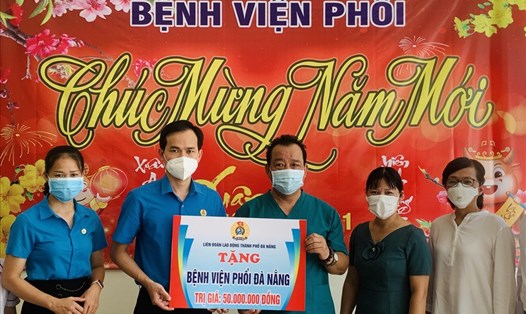 Liên đoàn Lao động Thành phố Đà Nẵng trao quà động viên lực lượng tuyến đầu phòng chống dịch COVID ở Bệnh viện Phổi Đà Nẵng. Ảnh: Tường Minh
