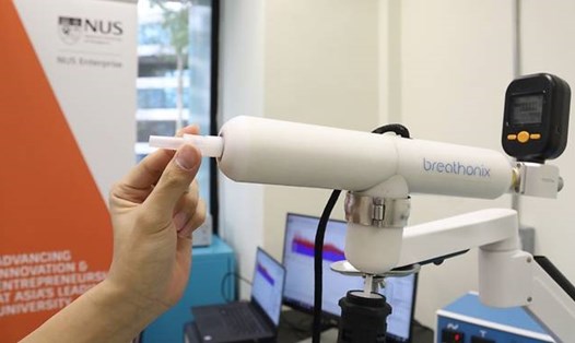 Hệ thống xét nghiệm nhanh COVID-19 qua hơi thở BreFence Go ở Singapore. Ảnh: Breathonix