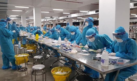 Xét nghiệm COVID-19 cho công nhân tại Bắc Giang. Ảnh: Bộ Y tế
