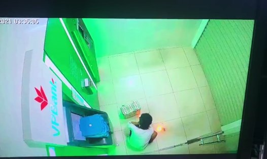 Người đàn ông đốt rác bên trong buồng ATM gây ra vụ cháy ngân hàng ở Kiên Giang. Hình ảnh trích từ camera
