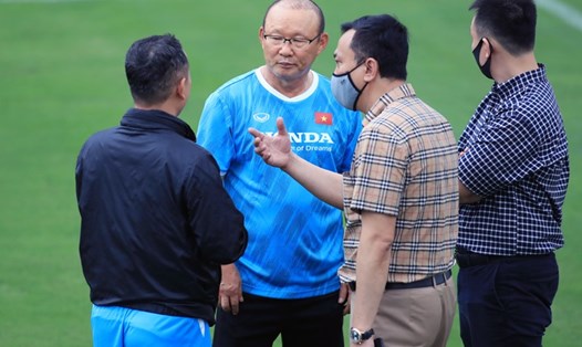 Ông Trần Quốc Tuấn trao đổi với huấn luyện viên Park Hang-seo trong buổi tập của đội tuyển Việt Nam. Ảnh: VFF