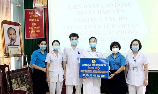 Lãnh đạo LĐLĐ huyện Hàm Yên (Tuyên Quang) ủng hộ lực lượng tuyến đầu chống dịch COVID-19. Ảnh: CĐTQ