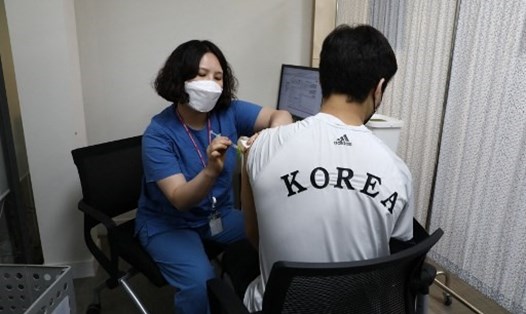 Vận động viên đội tuyển Judo Hàn Quốc tham gia Olympic Tokyo được tiêm chủng vaccine ở Seoul. Ảnh: AFP