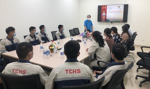 Đại diện lãnh đạo Công đoàn các Khu công nghiệp tỉnh Ninh Bình phổ biến một số quy định, quyền lợi khi tham gia tổ chức công đoàn. Ảnh: NT