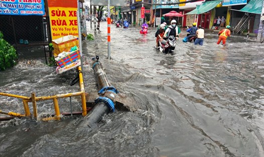 Người dân bì bõm lội nước ngập trên đường Tô Ngọc Vân (Thành phố Thủ Đức) hôm 23.5.  Ảnh: Minh Quân