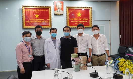 Nghệ sĩ Quyền Linh và những người yêu lan đã đến Bệnh viện Chợ Rẫy TPHCM để trao số tiền 2 tỉ đồng ủng hộ công tác phòng chống dịch COVID-19. Ảnh: BVCC.