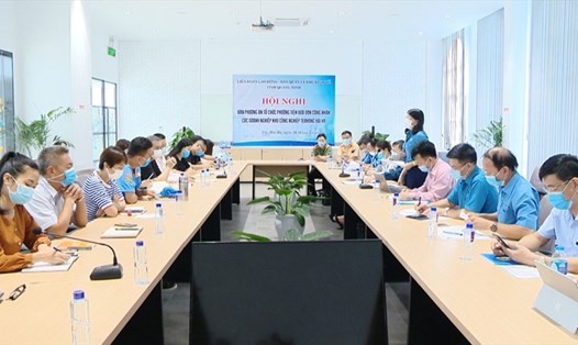 Lãnh đạo LĐLĐ Quảng Ninh và Ban Quản lý khu kinh tế tỉnh và Khu công nghiệp cảng biển Hải Hà  họp bàn giải pháp đưa đón công nhân an toàn. Ảnh: Nguyễn Thơm