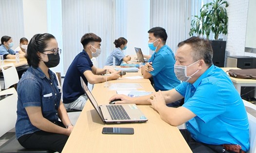 Công nhân lao động KCN cảng biển Hải Hà  (Quảng Ninh) được trực tiếp giải đáp thắc mắc, cập nhật cơ chế chính sách liên quan đến Luật Lao động. Ảnh: Nguyễn Thơm