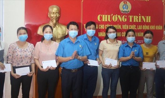 Đại diện LĐLĐ huyện Nghi Lộc (Nghệ An) trao tặng các phần quà hỗ trợ đến các công nhân, viên chức, lao động gặp khó khăn trên địa bàn. Ảnh: Q.Đ