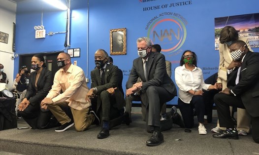 Thị trưởng New York (thứ 4 từ trái) quỳ gối tưởng niệm George Floyd. Ảnh: AFP