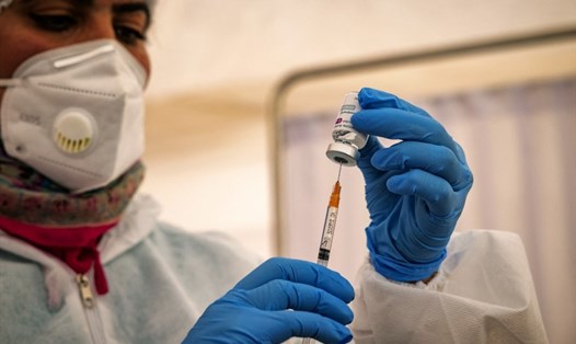 Nhân viên y tế chuẩn bị liều vaccine COVID-19 của AstraZeneca. Ảnh: AFP