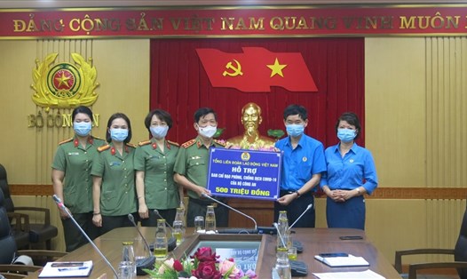 Phó Chủ tịch Tổng LĐLĐVN Trần Văn Thuật (thứ hai từ phải sang) trao hỗ trợ tới Bộ Công an. Ảnh: CĐVN