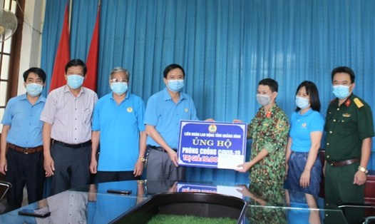 Lãnh đạo LĐLĐ Quảng Bình thăm và hỗ trợ lực lượng tuyến đầu chống dịch COVID-19 tại Quảng Bình. Ảnh: Lê Phi Long